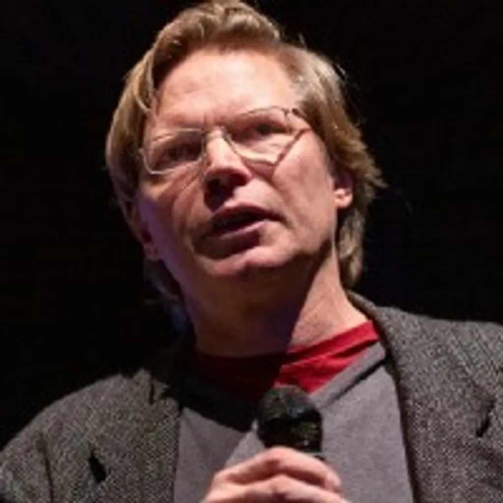 Headshot Casey Kelso