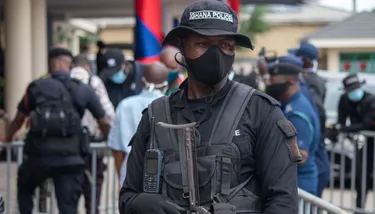 A Ghanaian police officer on duty in a face mask